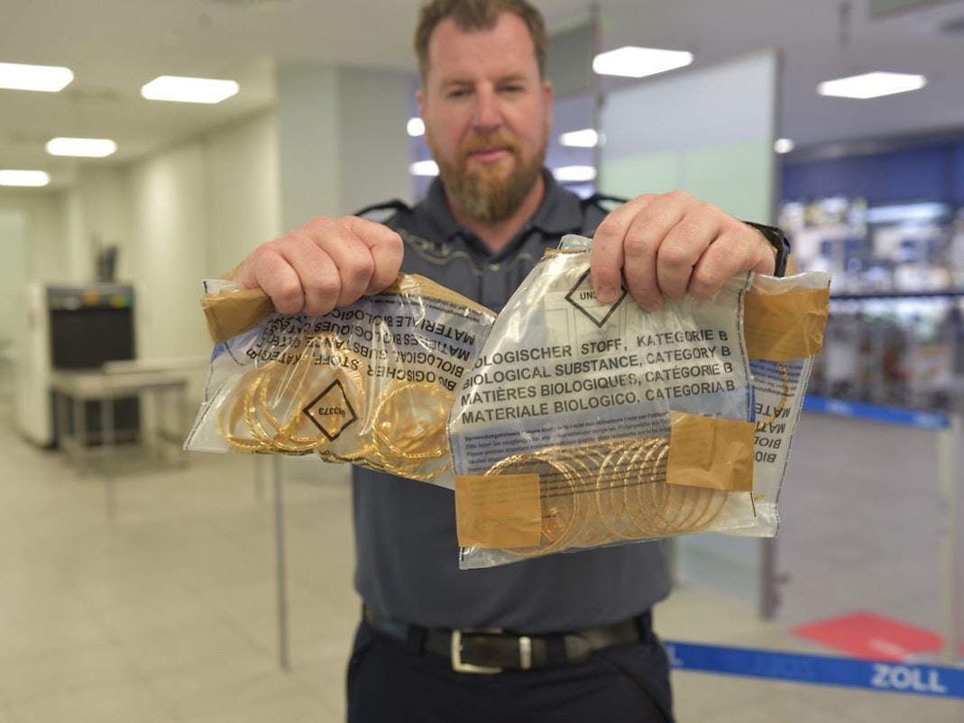 Zollsprecher Jens Ahland zeigt mehrere Tüten mit geschmuggeltem Goldschmuck.