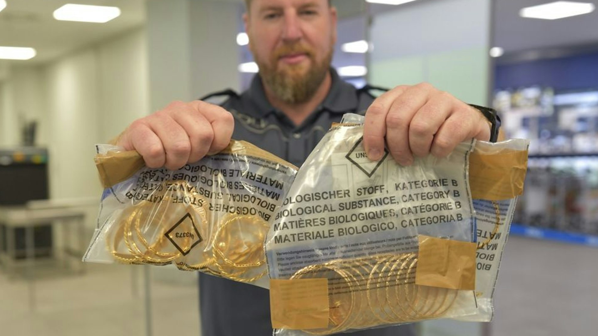 Zollsprecher Jens Ahland zeigt mehrere Tüten mit geschmuggeltem Goldschmuck.
