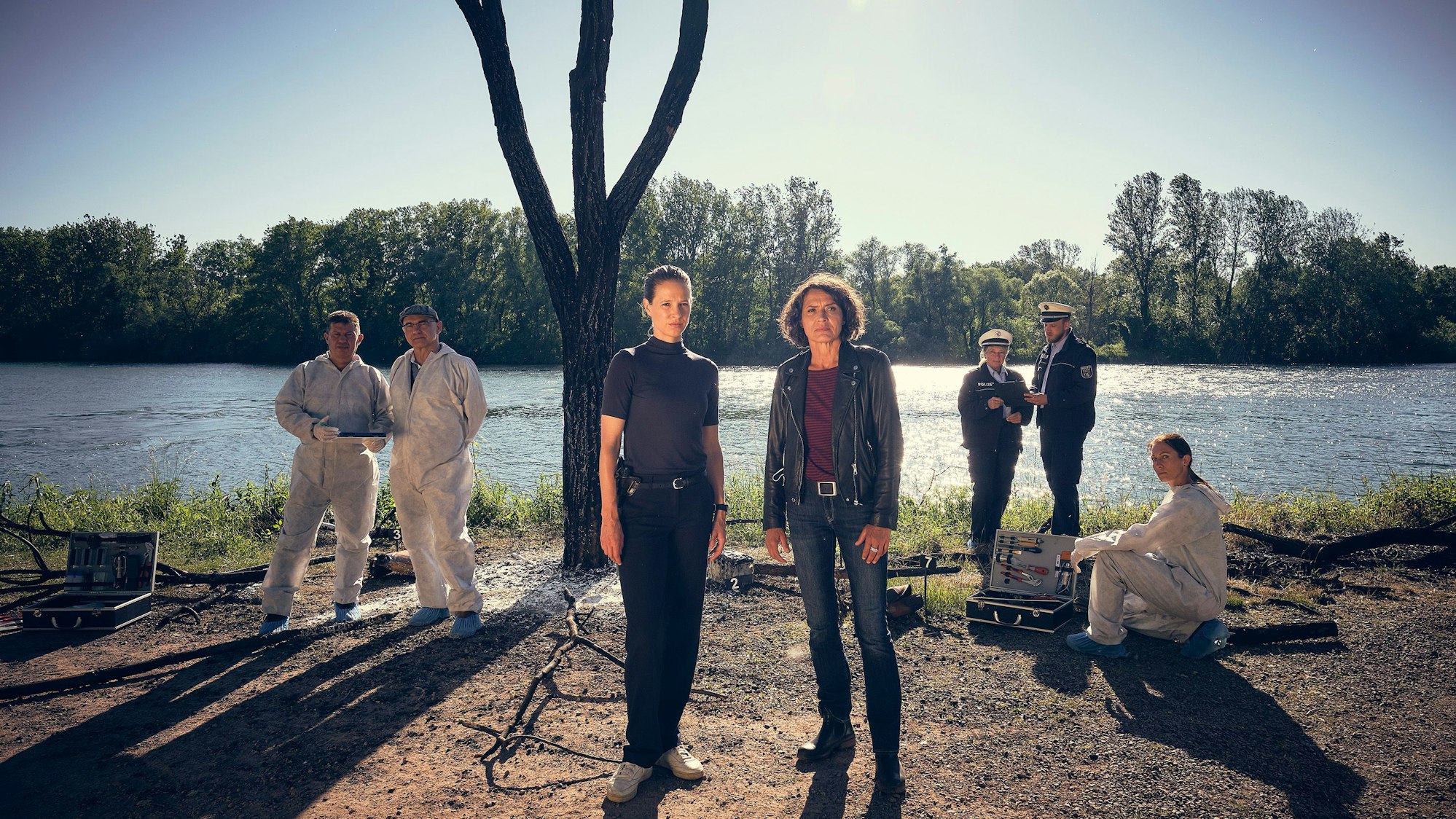 Die Ludwigshafener Kommissarinnen Lena Odenthal (Ulrike Folkerts) und Johanna Stern (Lisa Bitter) mit dem Team der Kriminaltechnik am Fundort der Leiche.