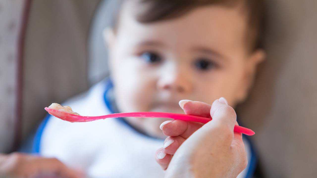 Das Foto von August 2019 zeigt eine Mutter, die ihr Kleinkind mit Babybrei füttert. Es handelt sich bei der Aufnahme um ein Symbolfoto.