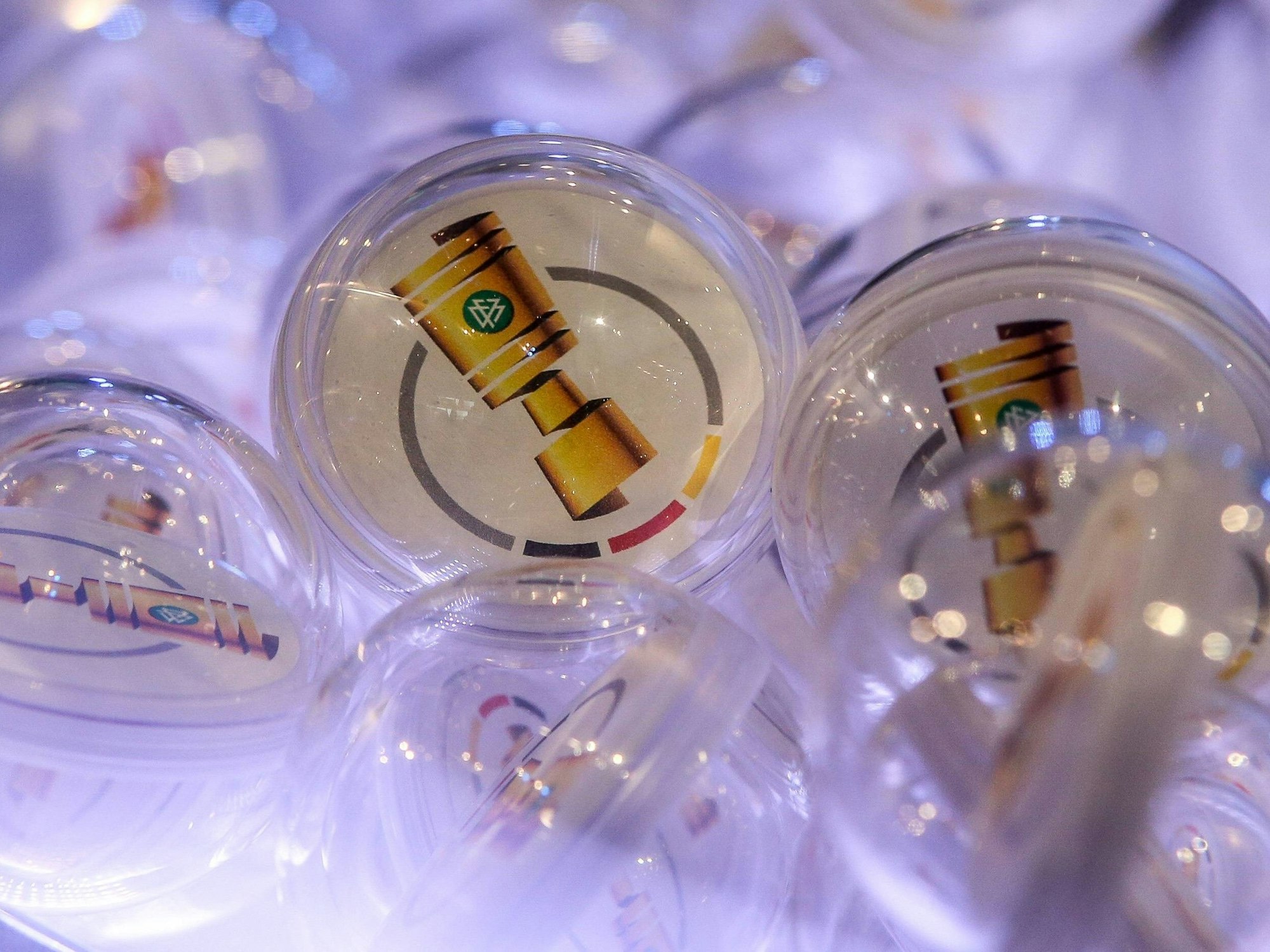 Loskugeln mit dem Logo des DFB-Pokals bei der Auslosung der 2. Runde.