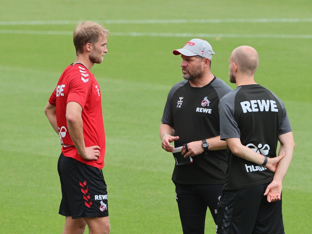 Sebastian Andersson steht mit Steffen Baumgart und Rene Wagner auf dem Trainingsplatz am Geißbockheim.