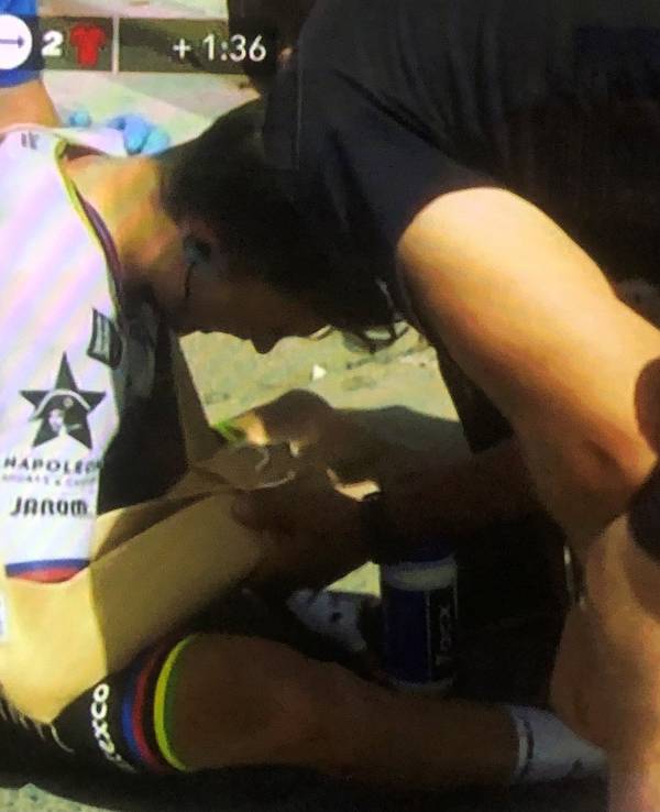 Julian Alaphilippe mit verbundenem Arm bei der Vuelta.