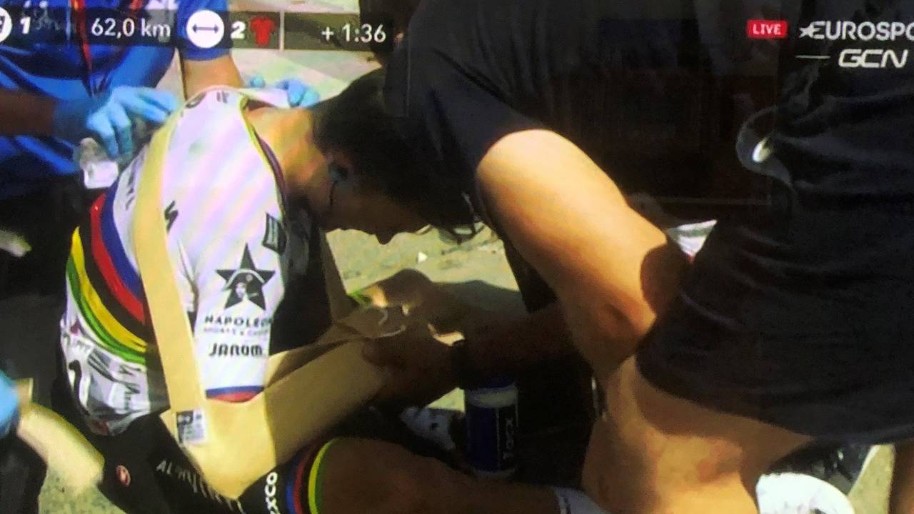 Julian Alaphilippe mit verbundenem Arm bei der Vuelta.