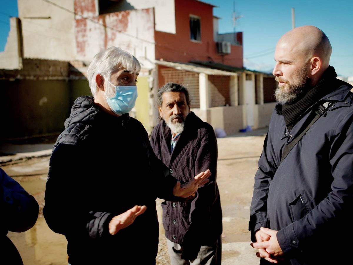 RTL-Reporter Felix Hutt (r.) im Drogen-Hotspot auf Mallorca mit "Charly" (l.), einem der Son Banya-Bosse, und anderen Bewohnern. "Charly" streitet vehement ab, dass in Son Banya Drogenhandel stattfindet.