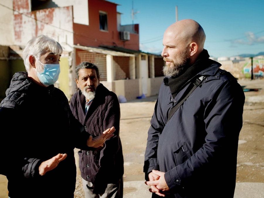 RTL-Reporter Felix Hutt (r.) im Drogen-Hotspot auf Mallorca mit "Charly" (l.), einem der Son Banya-Bosse, und anderen Bewohnern. "Charly" streitet vehement ab, dass in Son Banya Drogenhandel stattfindet.