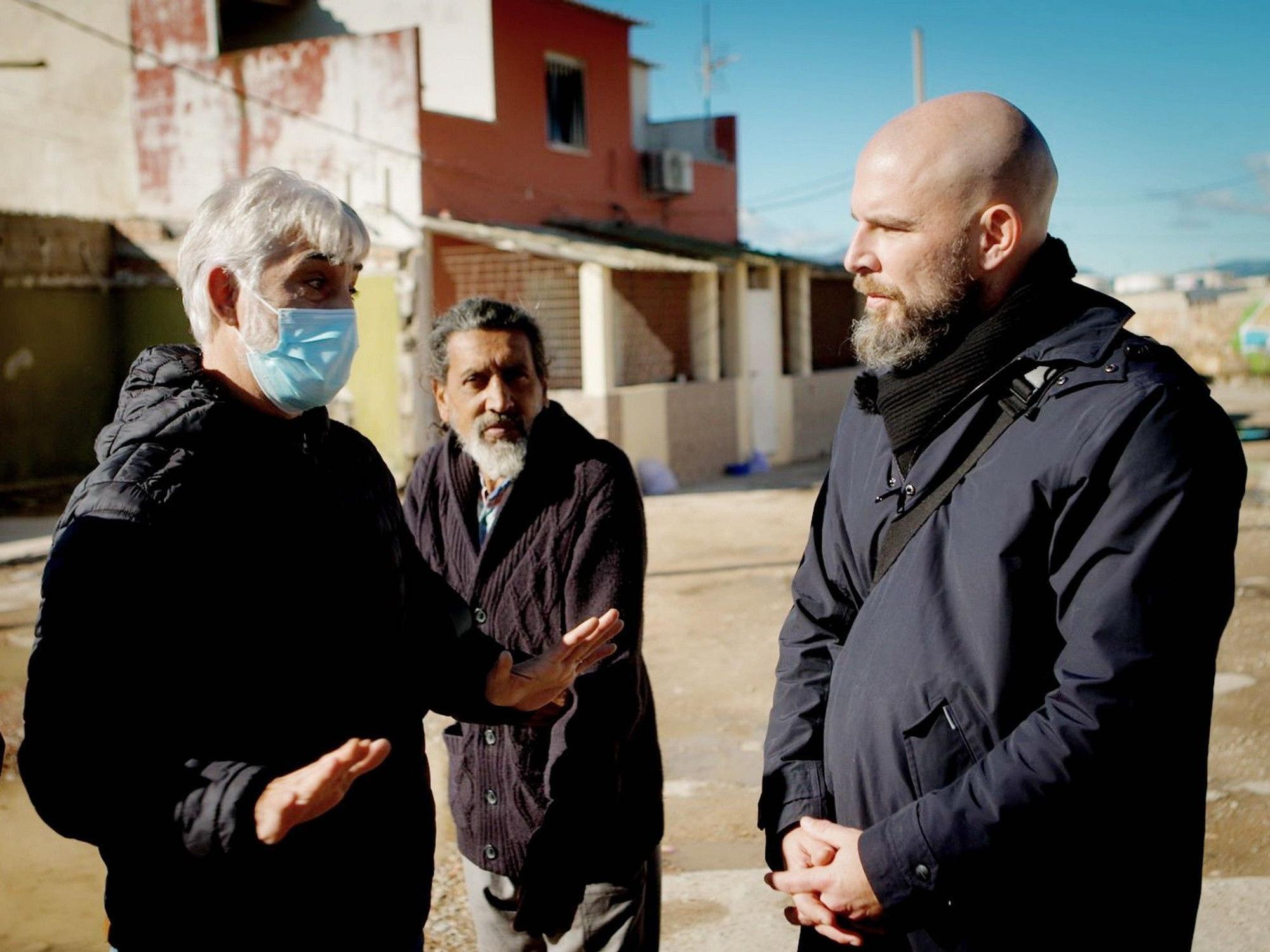 RTL-Reporter Felix Hutt (r.) im Drogen-Hotspot auf Mallorca mit "Charly" (l.), einem der Son Banya-Bosse, und anderen Bewohnern. "Charly" streitet vehement ab, dass in Son Banya Drogenhandel stattfindet.