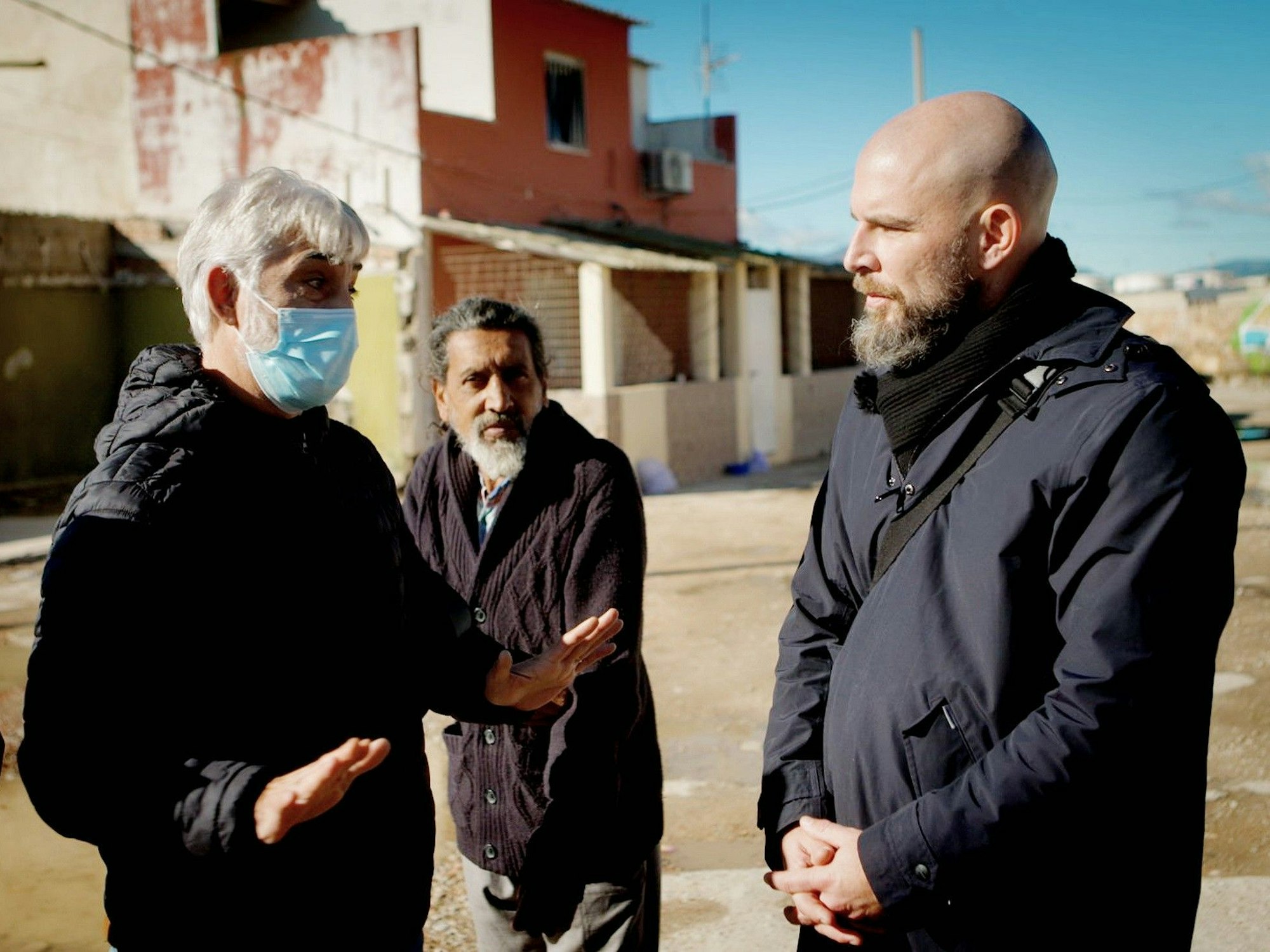 RTL-Reporter Felix Hutt (r.) im Drogen-Hotspot auf Mallorca mit "Charly" (l.), einem der Son Banya-Bosse, und anderen Bewohnern. "Charly" streitet vehement ab, dass in Son Banya Drogenhandel stattfindet.