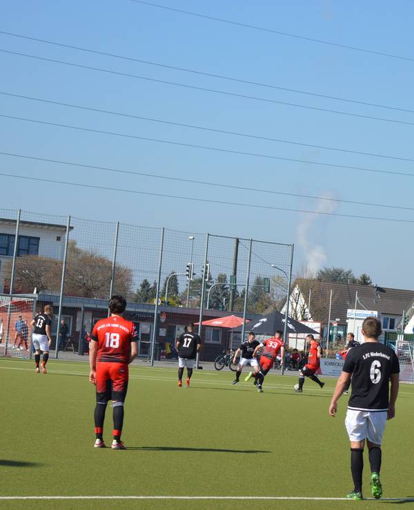 Momentaufnahme beim Amateurfußballspiel zwischen Lülsdorf und Niederkassel.