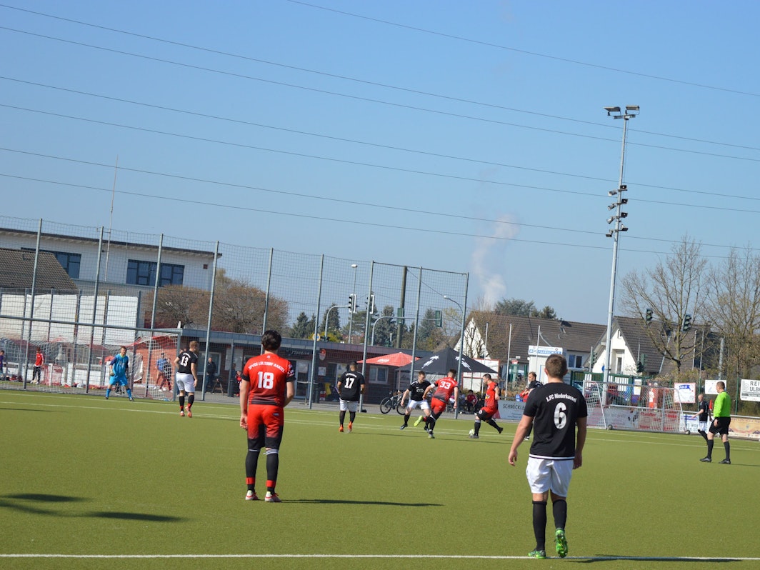 Momentaufnahme beim Amateurfußballspiel zwischen Lülsdorf und Niederkassel.