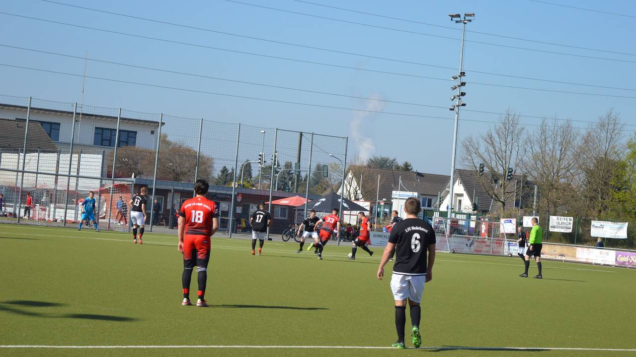 Momentaufnahme beim Amateurfußballspiel zwischen Lülsdorf und Niederkassel.