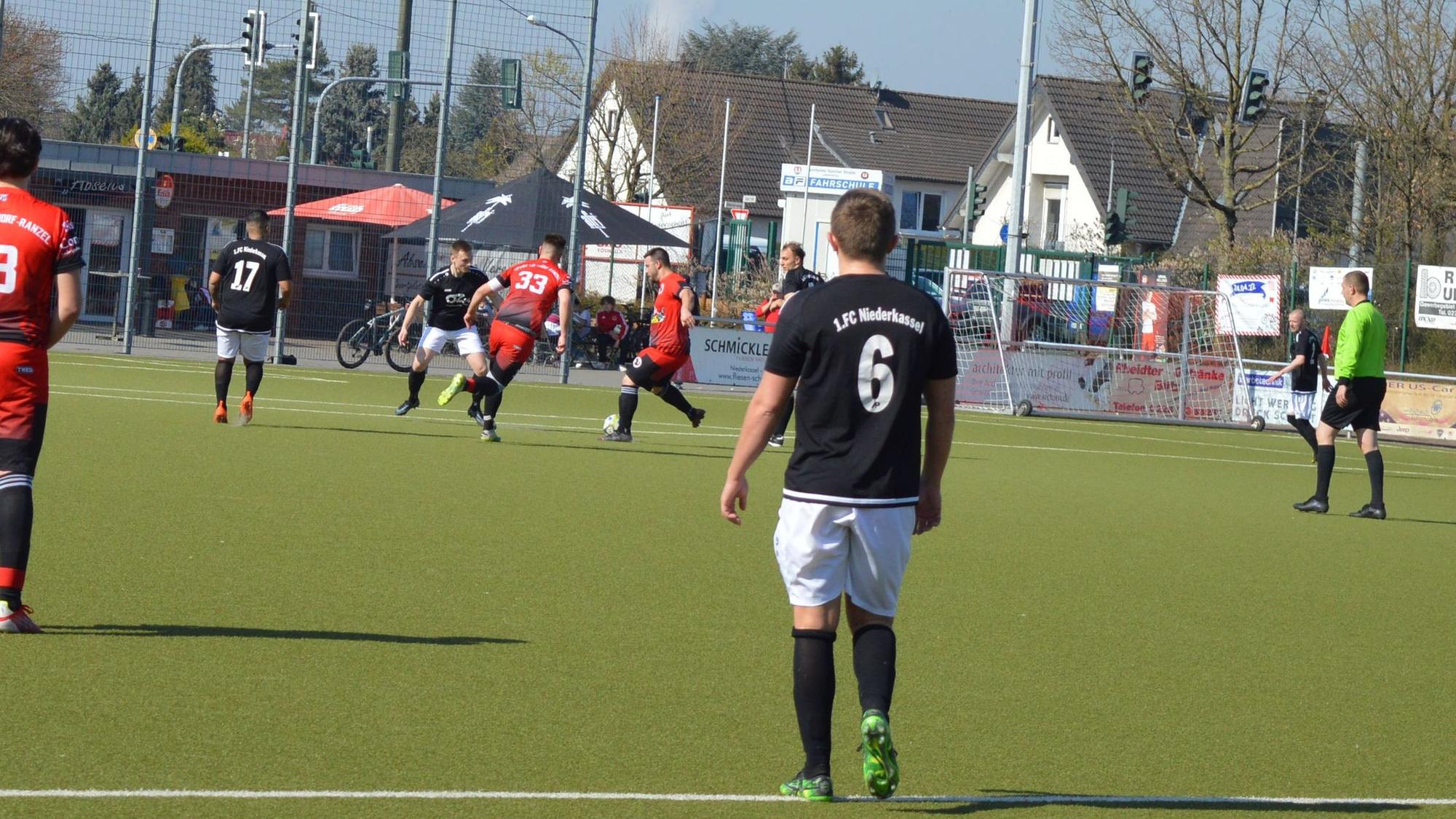 Momentaufnahme beim Amateurfußballspiel zwischen Lülsdorf und Niederkassel.