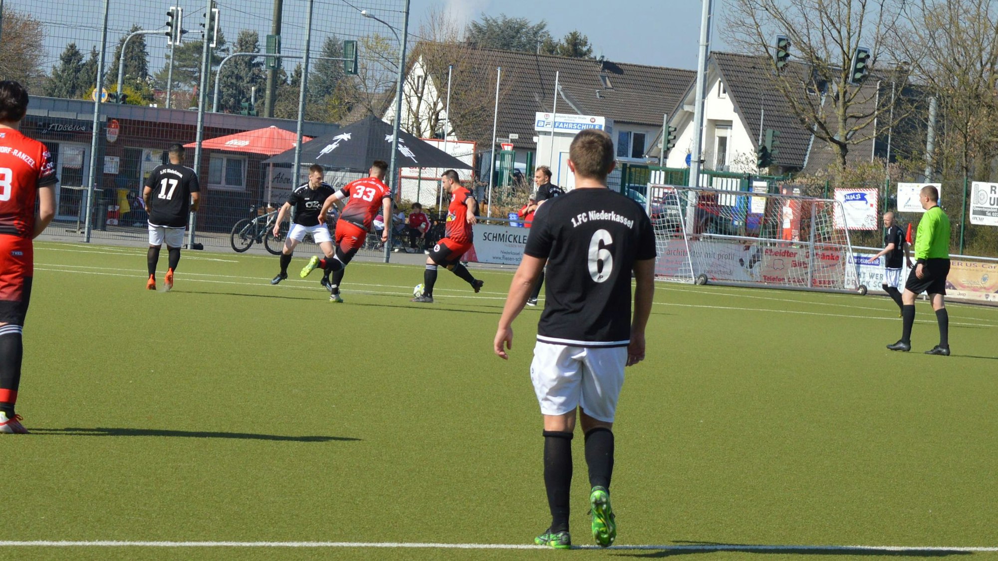 Momentaufnahme beim Amateurfußballspiel zwischen Lülsdorf und Niederkassel.