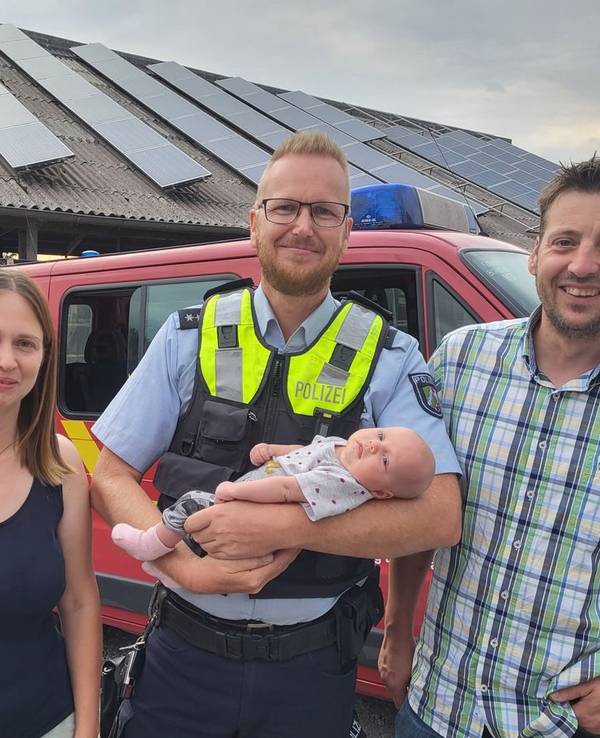 Die stolzen Eltern Katharina und Markus Reinstädtler mit Wolfgang Kubat, der ihre Tochter im Arm hält.