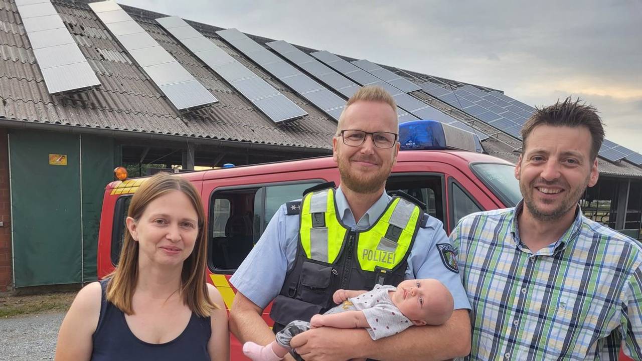 Die stolzen Eltern Katharina und Markus Reinstädtler mit Wolfgang Kubat, der ihre Tochter im Arm hält.