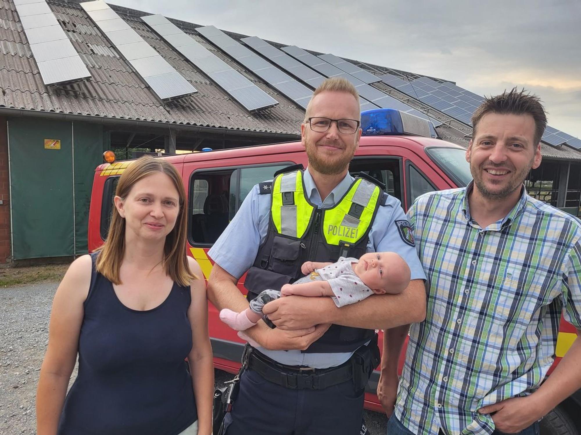 Die stolzen Eltern Katharina und Markus Reinstädtler mit Wolfgang Kubat, der ihre Tochter im Arm hält.