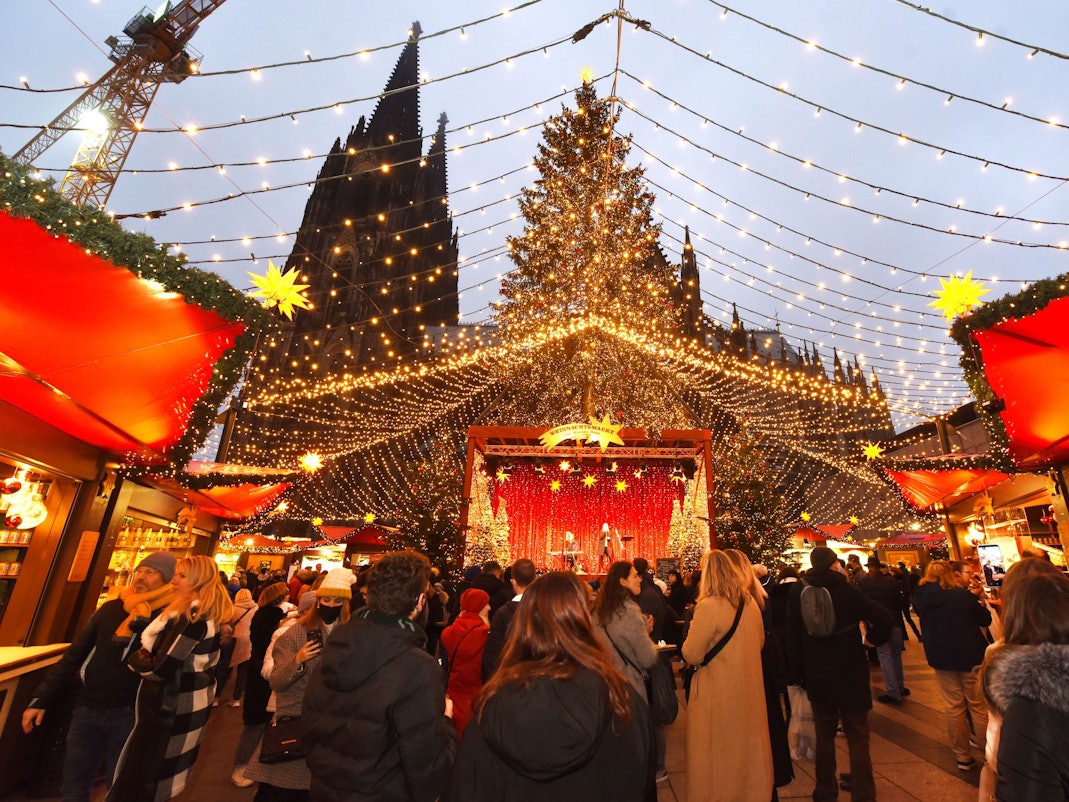 Auch auf den Kölner Weihnachtsmärkten soll Energie gespart werden. Das Foto zeigt den Markt am Kölner Dom.