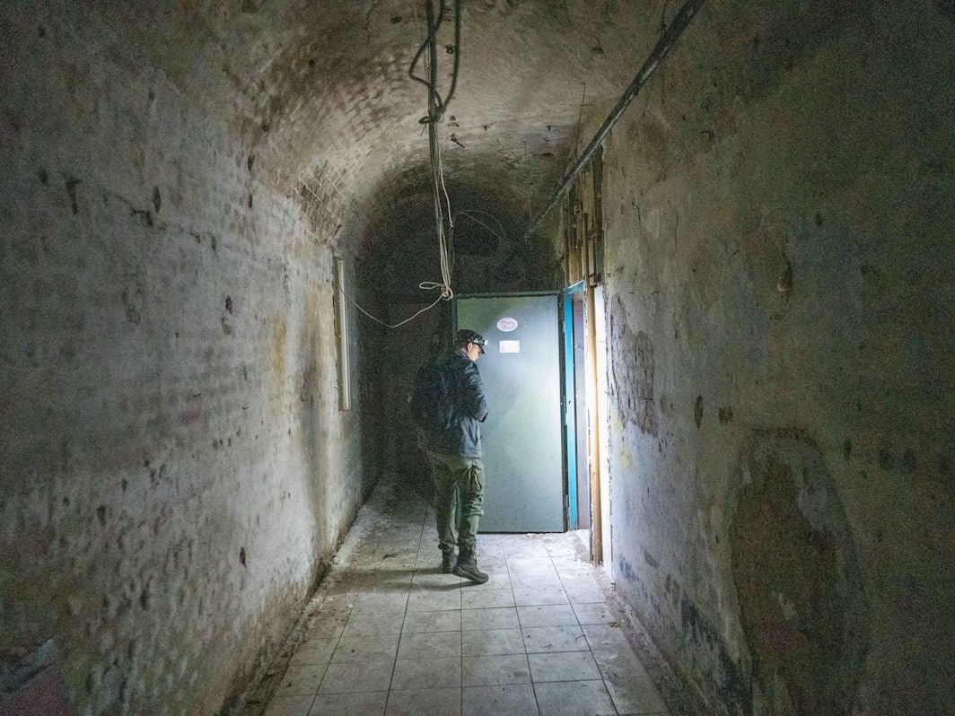 Nach einer illegalen Techno-Party in einem Bunker in der Westhovener Aue ist ein 20-Jähriger gestorben. Unser Symbolfoto zeigt eine Führung durch das Fort XI in Köln-Mülheim.