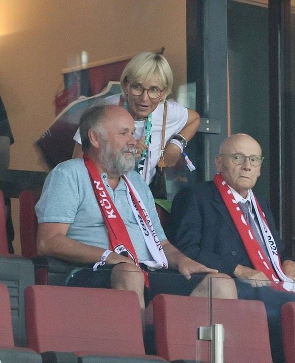 Franz-Josef Wernze (r.) sitzt beim Erstrundenspiel von Viktoria Köln gegen den FC Bayern München auf der Tribüne im Rhein-Energie-Stadion.
