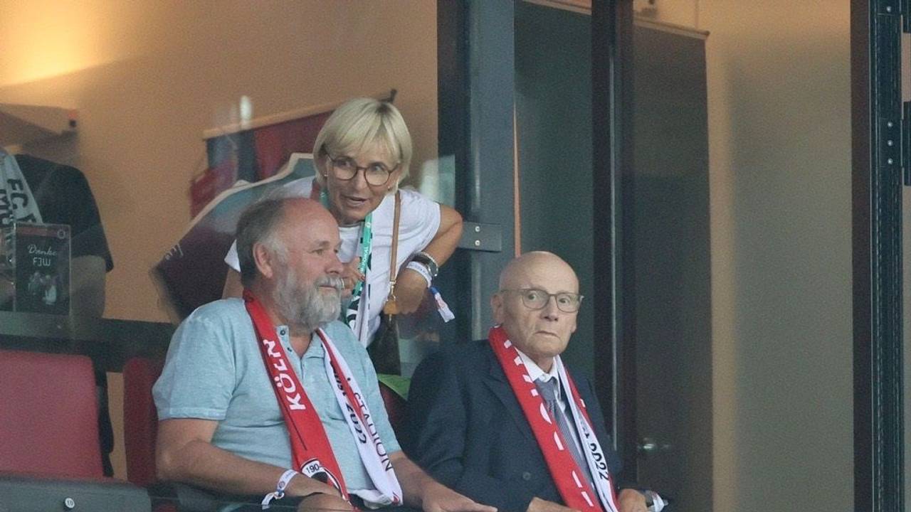 Franz-Josef Wernze (r.) sitzt beim Erstrundenspiel von Viktoria Köln gegen den FC Bayern München auf der Tribüne im Rhein-Energie-Stadion.
