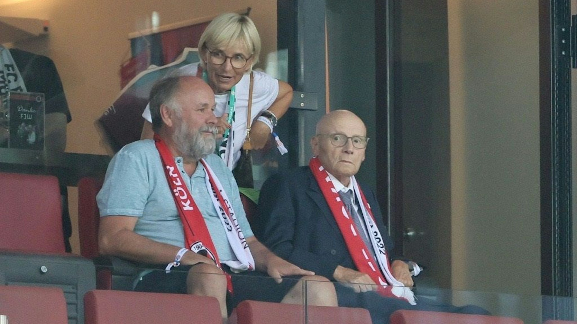 Franz-Josef Wernze (r.) sitzt beim Erstrundenspiel von Viktoria Köln gegen den FC Bayern München auf der Tribüne im Rhein-Energie-Stadion.