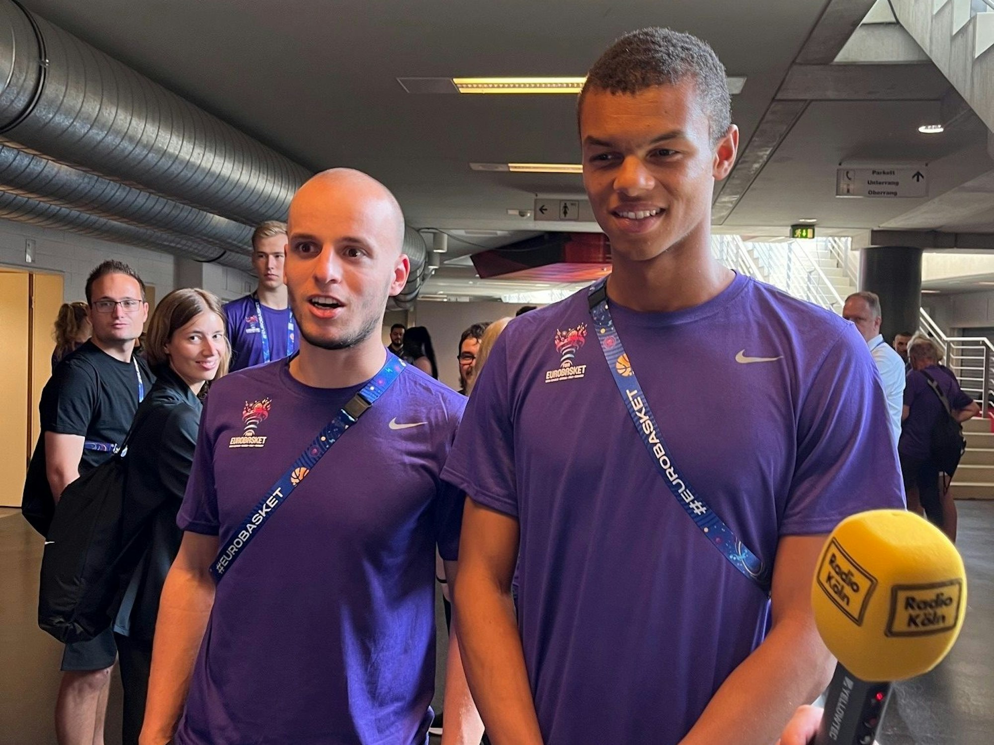 Volunteers im Umlauf der Kölner Lanxes-Arena vor der Basketball-EM.