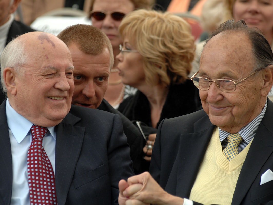 Michail Gorbatschow und Hans-Dietrich Genscher lachen in die Kamera