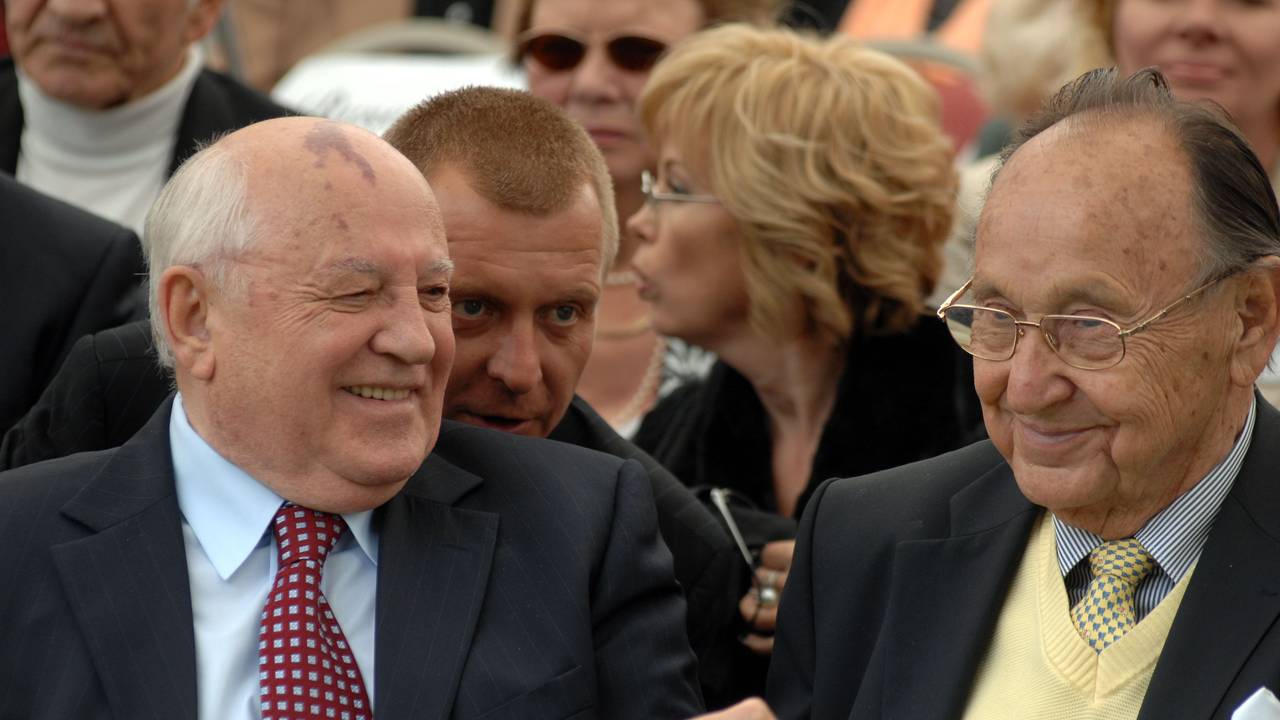 Michail Gorbatschow und Hans-Dietrich Genscher lachen in die Kamera