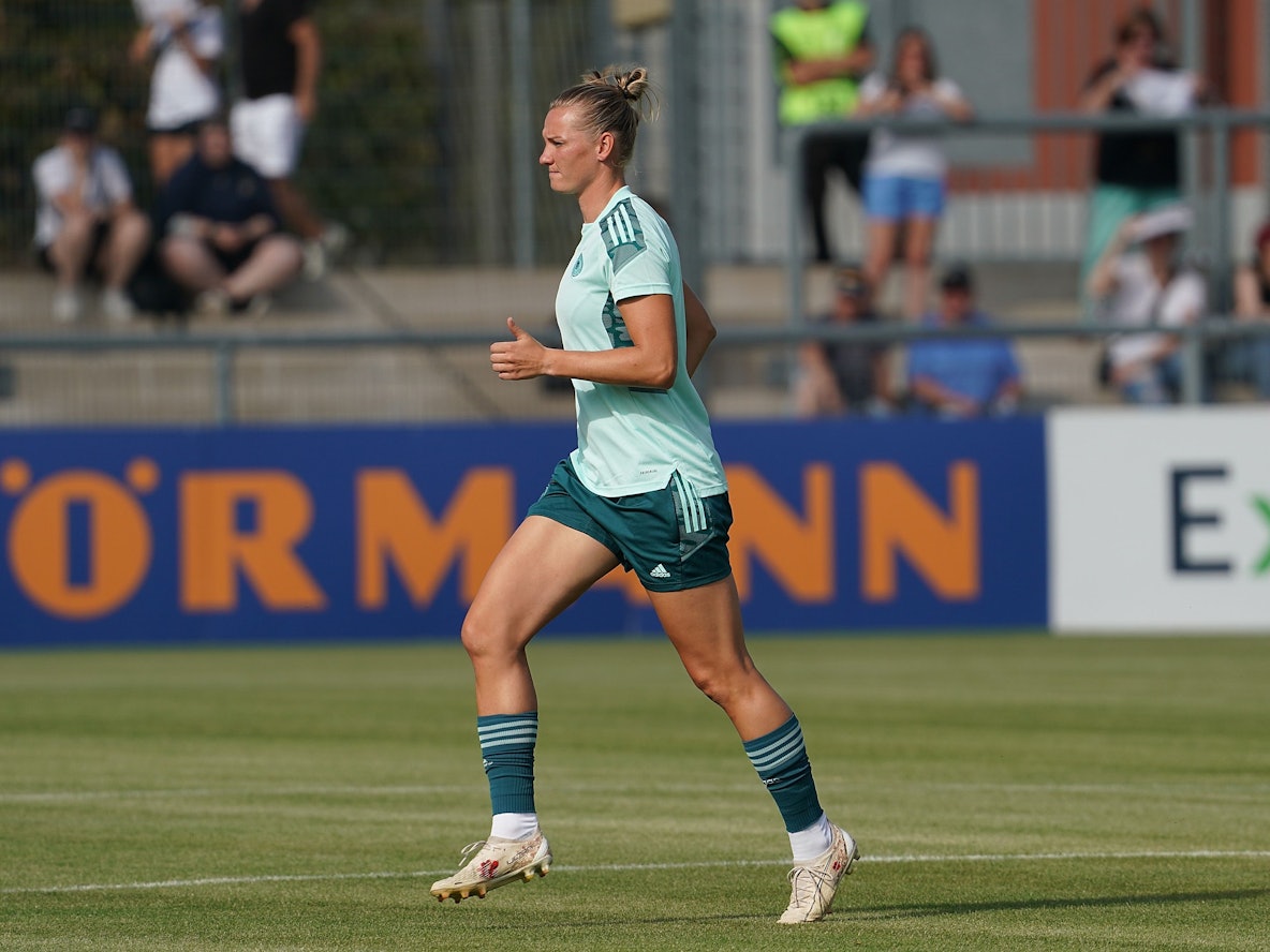 Deutschlands Nationalspielerin Alexandra Popp vom VfL Wolfsburg beim Auwärmen.