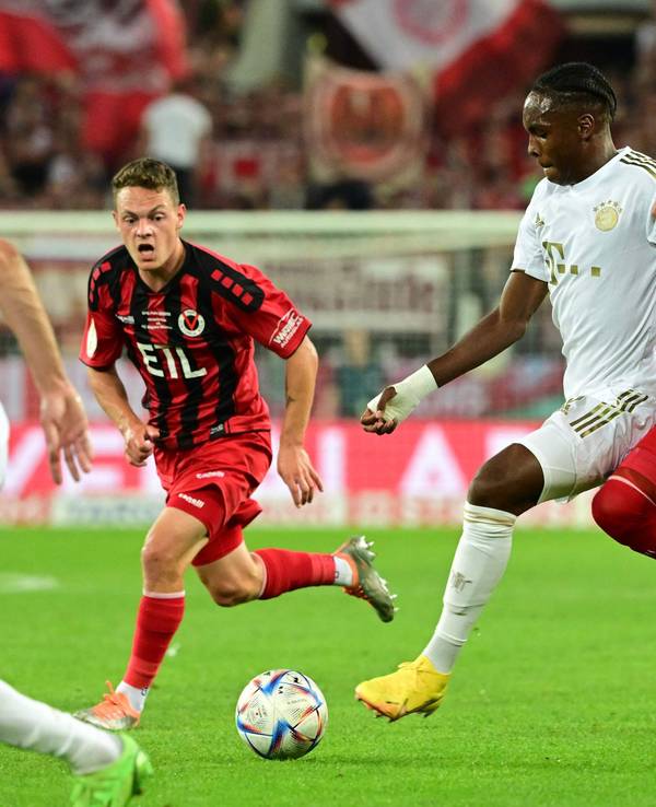 Marcel Rise im Zweikampf mit Mathys Tel beim Spiel von Viktoria Köln gegen den FC Bayern