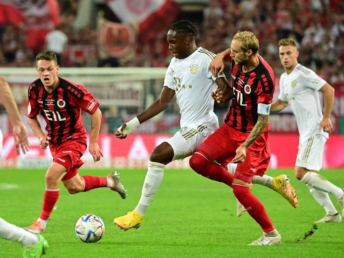 Marcel Rise im Zweikampf mit Mathys Tel beim Spiel von Viktoria Köln gegen den FC Bayern