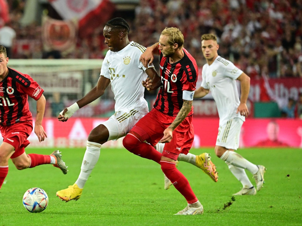 Marcel Rise im Zweikampf mit Mathys Tel beim Spiel von Viktoria Köln gegen den FC Bayern