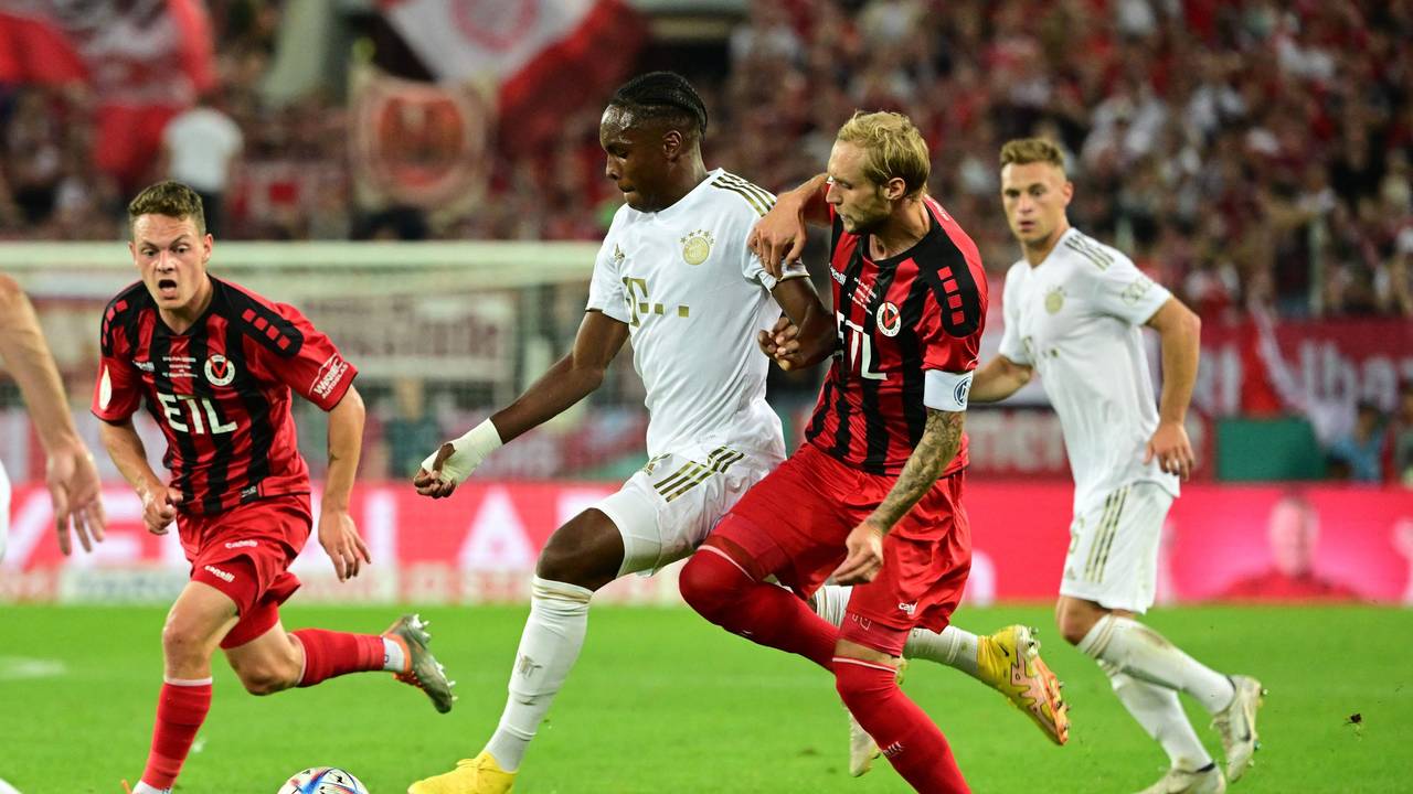 Marcel Rise im Zweikampf mit Mathys Tel beim Spiel von Viktoria Köln gegen den FC Bayern