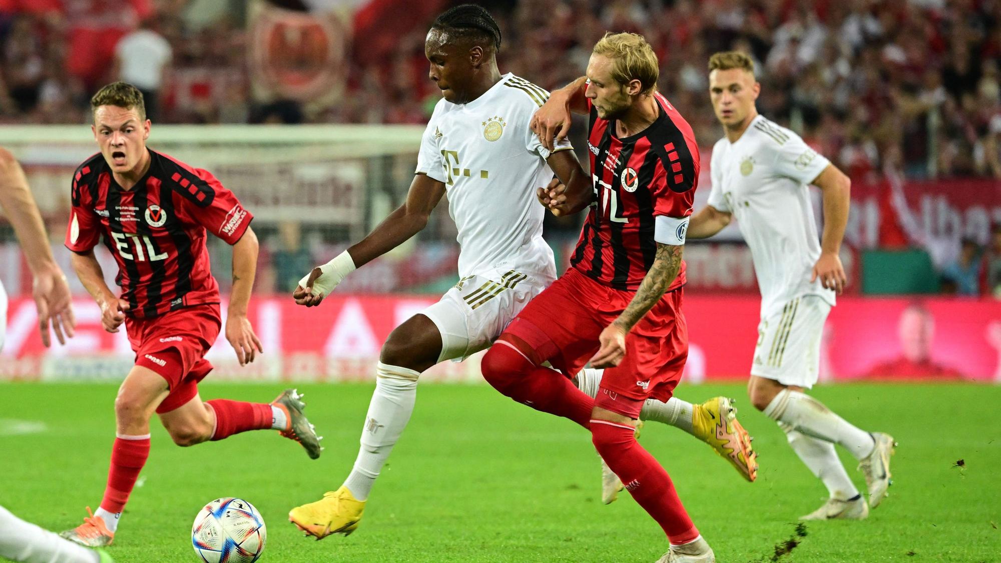 Marcel Rise im Zweikampf mit Mathys Tel beim Spiel von Viktoria Köln gegen den FC Bayern