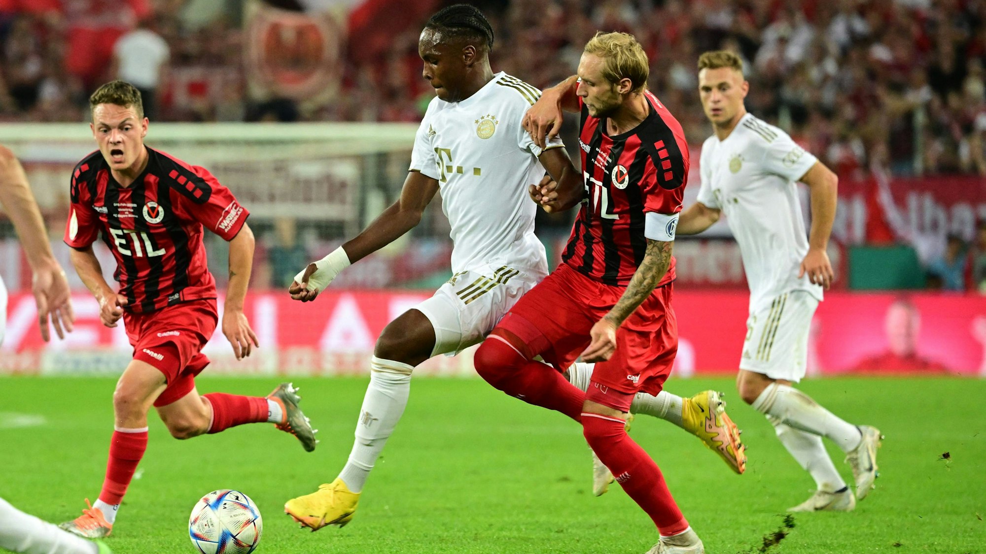 Marcel Rise im Zweikampf mit Mathys Tel beim Spiel von Viktoria Köln gegen den FC Bayern