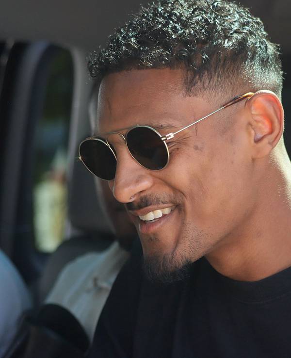 Sebastien Haller steigt nach seiner Ankunft am Flughafen in Dortmund in eine Fahrzeug ein um zum Medizincheck zu fahren.