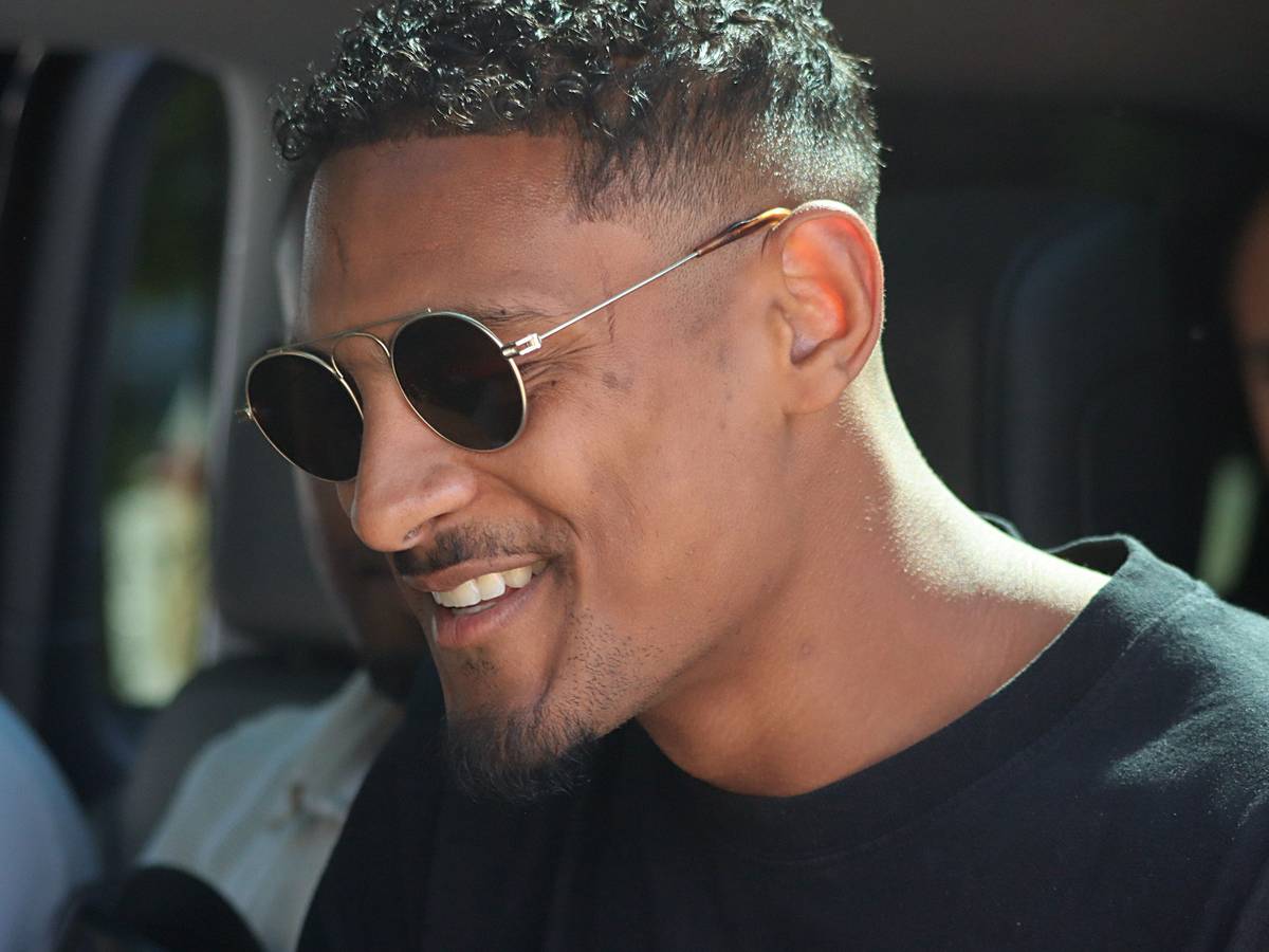 Sebastien Haller steigt nach seiner Ankunft am Flughafen in Dortmund in eine Fahrzeug ein um zum Medizincheck zu fahren.