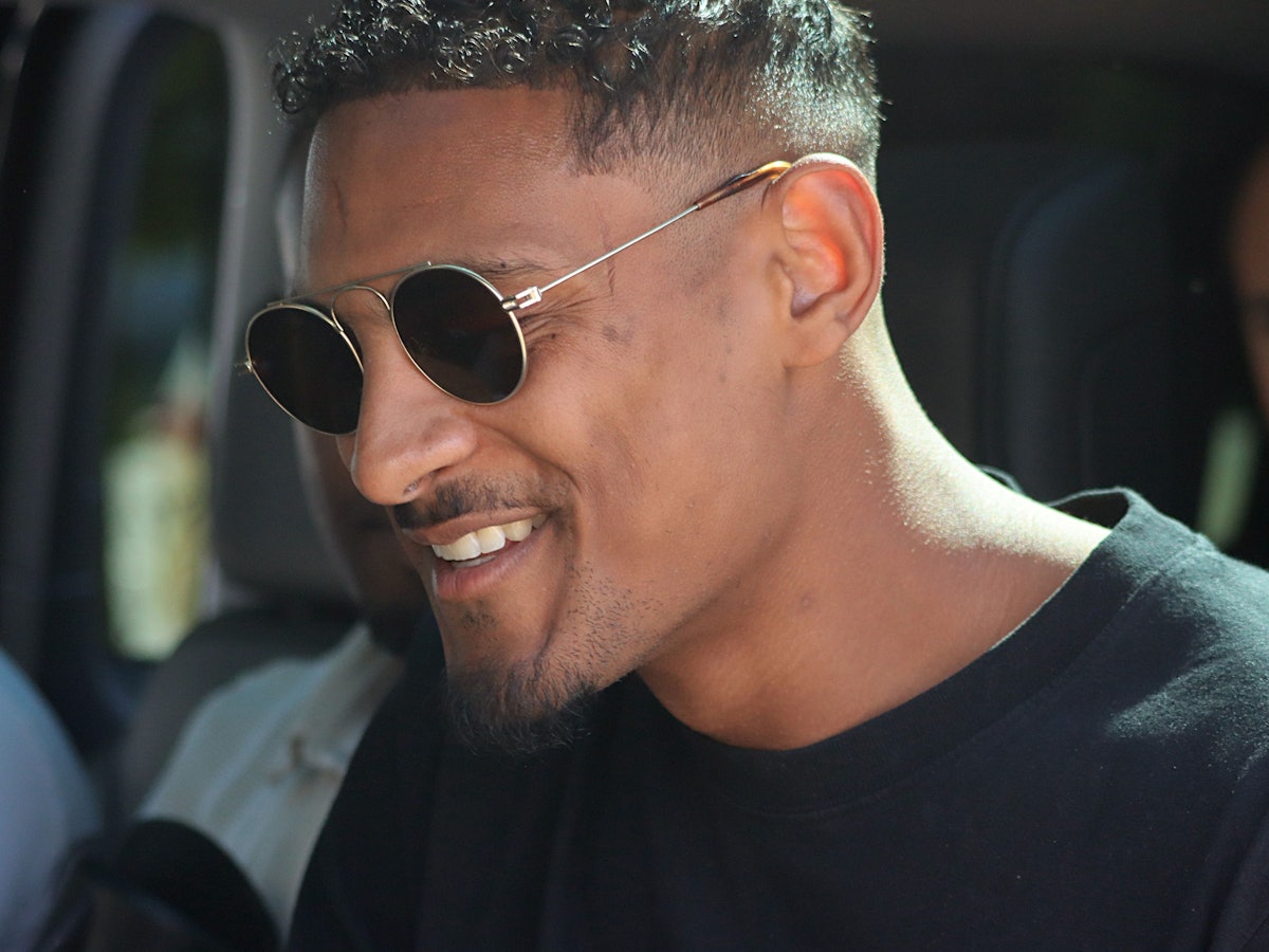 Sebastien Haller steigt nach seiner Ankunft am Flughafen in Dortmund in eine Fahrzeug ein um zum Medizincheck zu fahren.