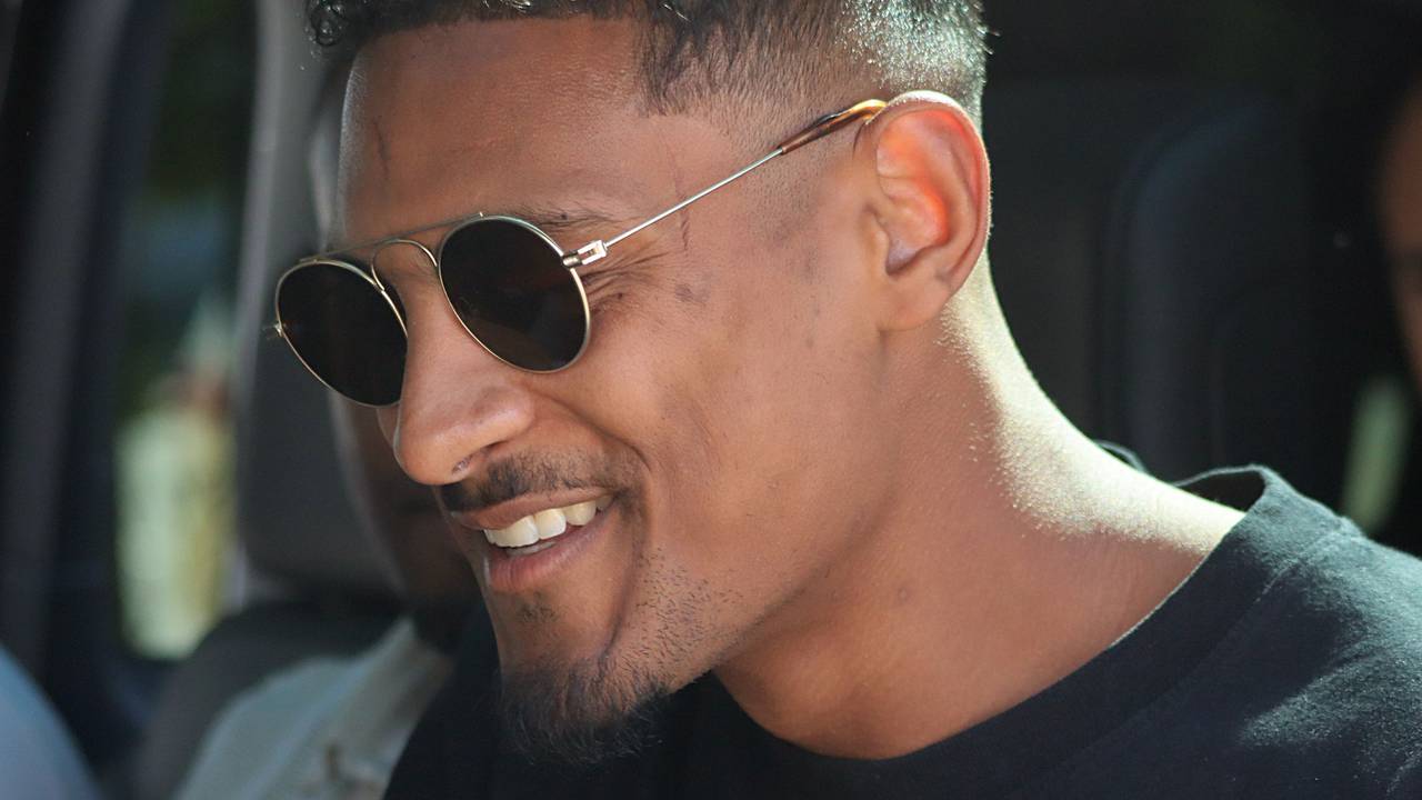 Sebastien Haller steigt nach seiner Ankunft am Flughafen in Dortmund in eine Fahrzeug ein um zum Medizincheck zu fahren.