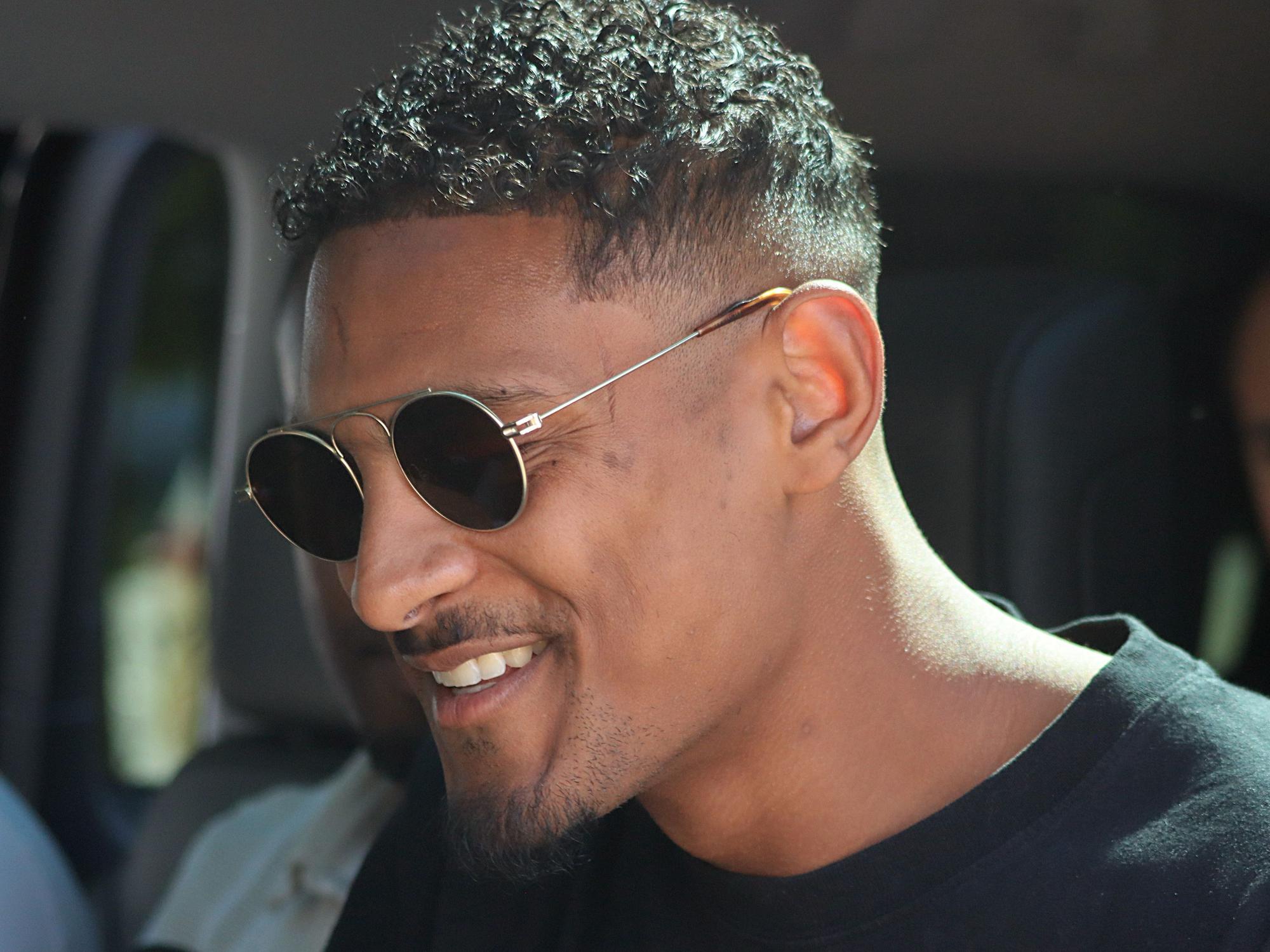 Sebastien Haller steigt nach seiner Ankunft am Flughafen in Dortmund in eine Fahrzeug ein um zum Medizincheck zu fahren.