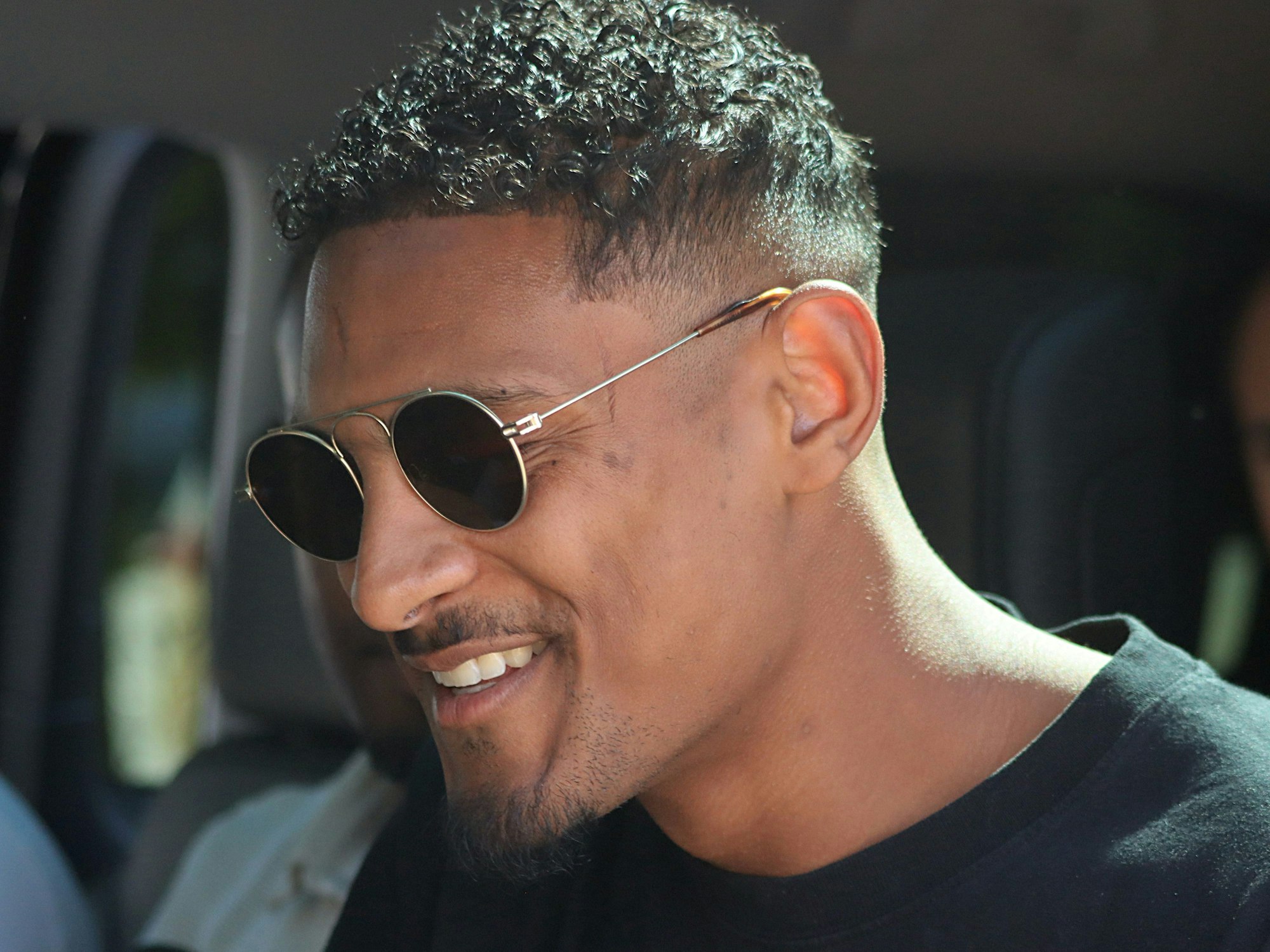 Sebastien Haller steigt nach seiner Ankunft am Flughafen in Dortmund in eine Fahrzeug ein um zum Medizincheck zu fahren.