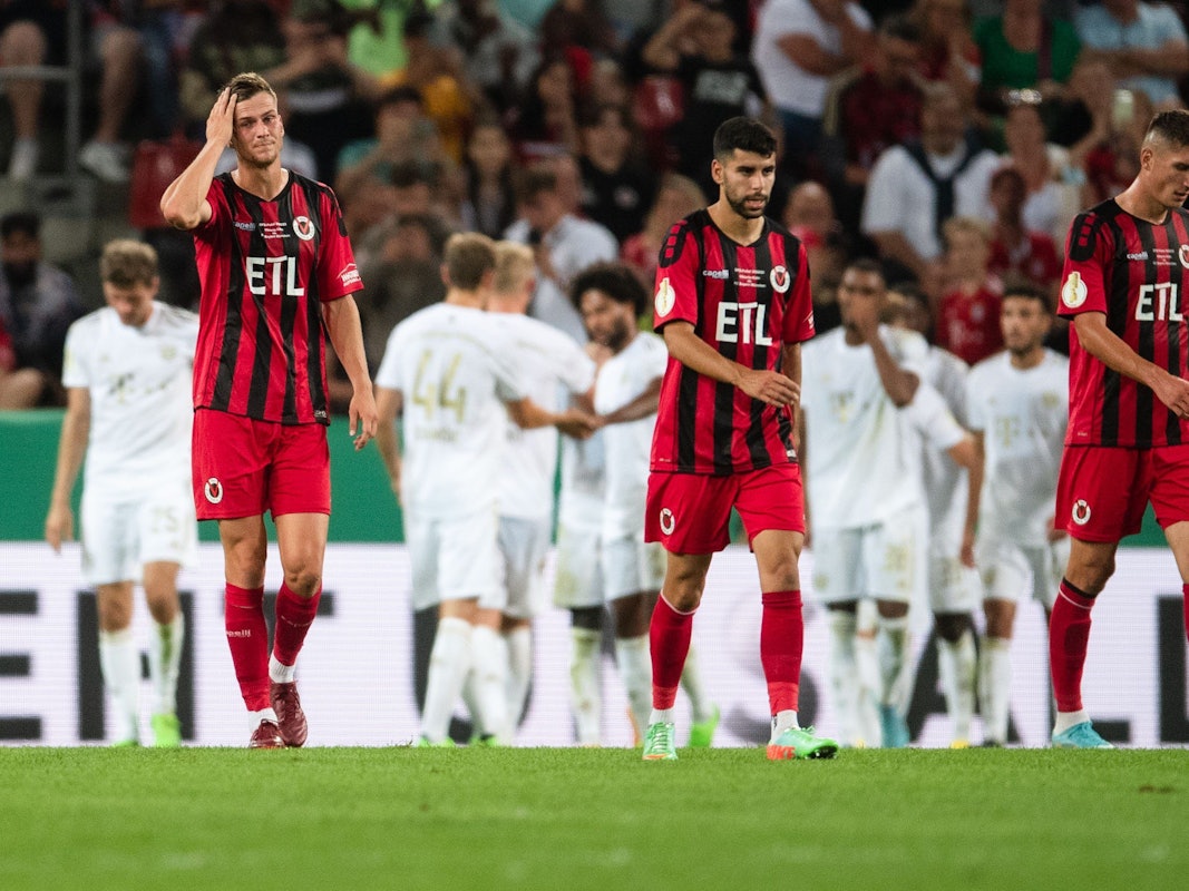 Lange Gesichter bei Viktoria Köln, während der FC Bayern jubelt. Trotzdem war der Drittligist mit dem Auftritt im DFB-Pokal zufrieden.