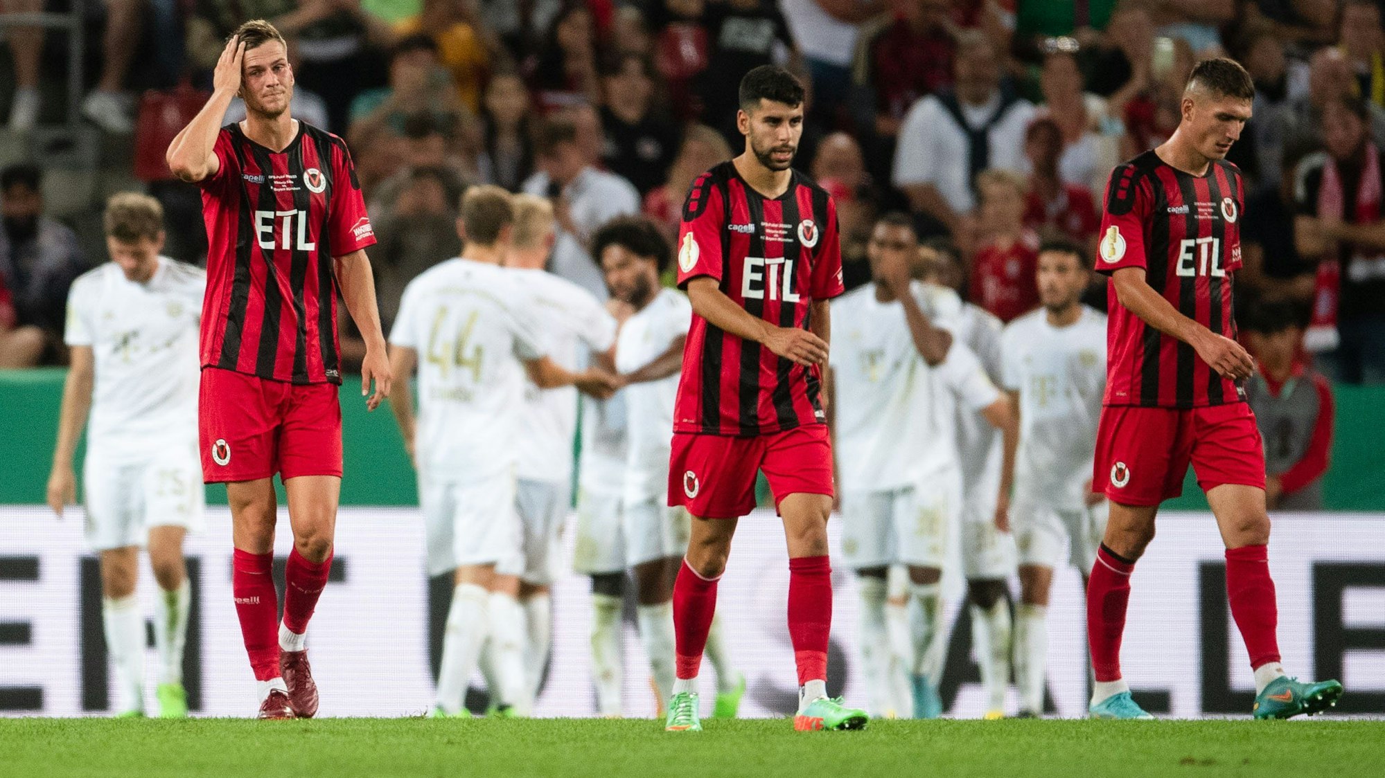 Lange Gesichter bei Viktoria Köln, während der FC Bayern jubelt. Trotzdem war der Drittligist mit dem Auftritt im DFB-Pokal zufrieden.