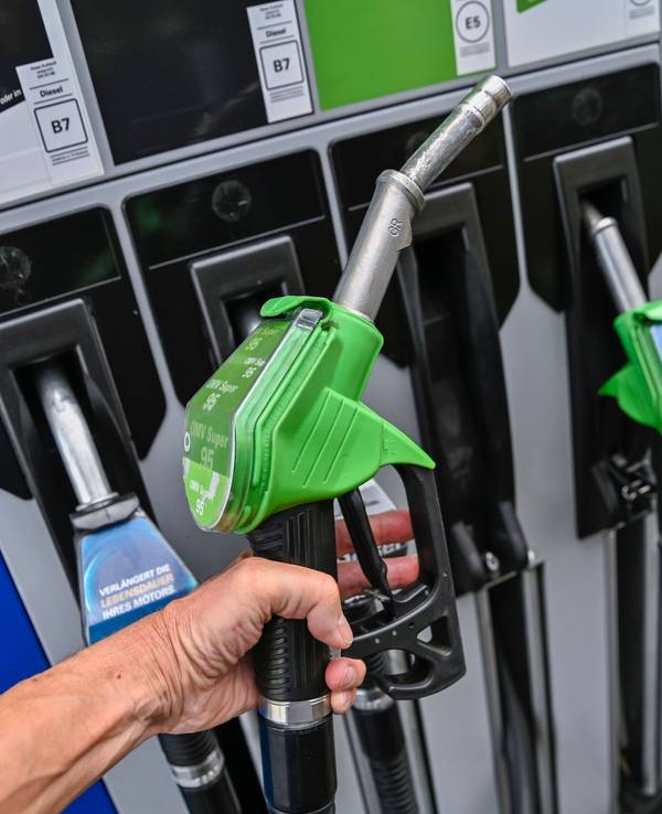 Eine Hand hält die Zapfpistole an einer Tankstelle. Mobilität wird für viele Menschen in Deutschland wieder deutlich teurer.