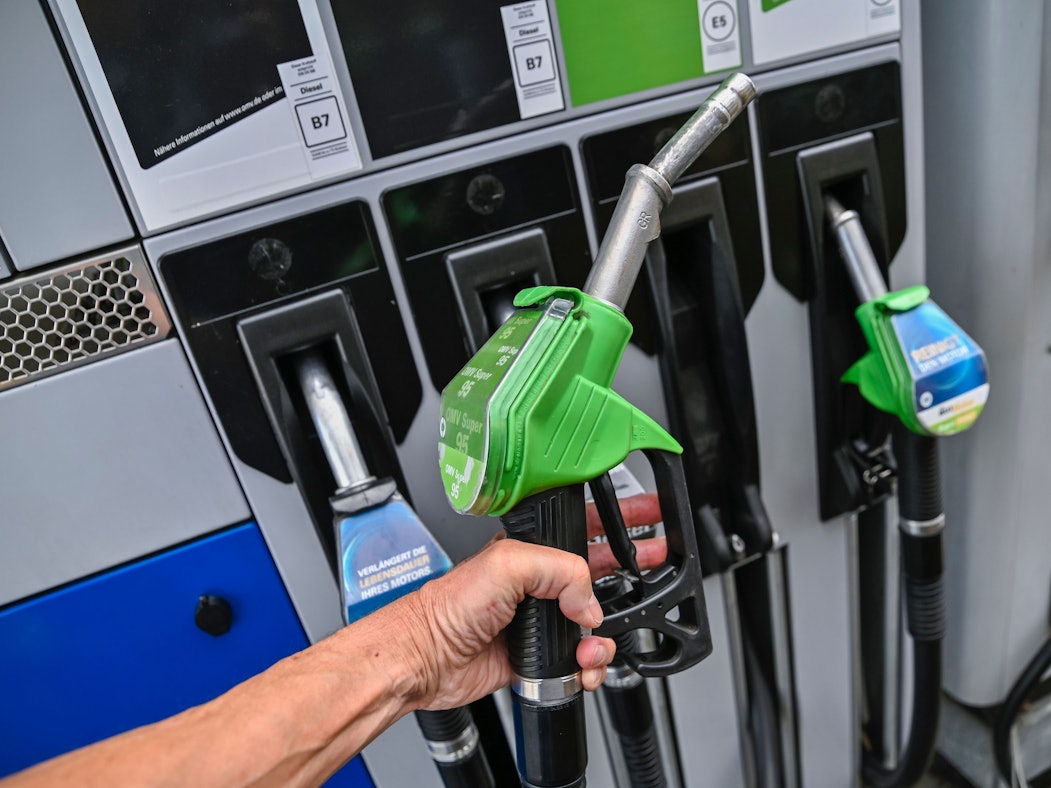 Eine Hand hält die Zapfpistole an einer Tankstelle. Mobilität wird für viele Menschen in Deutschland wieder deutlich teurer.