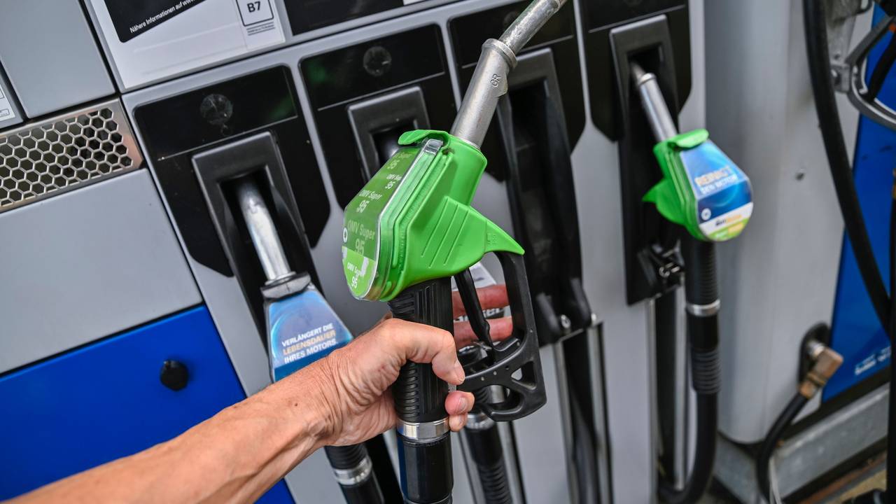 Eine Hand hält die Zapfpistole an einer Tankstelle. Mobilität wird für viele Menschen in Deutschland wieder deutlich teurer.