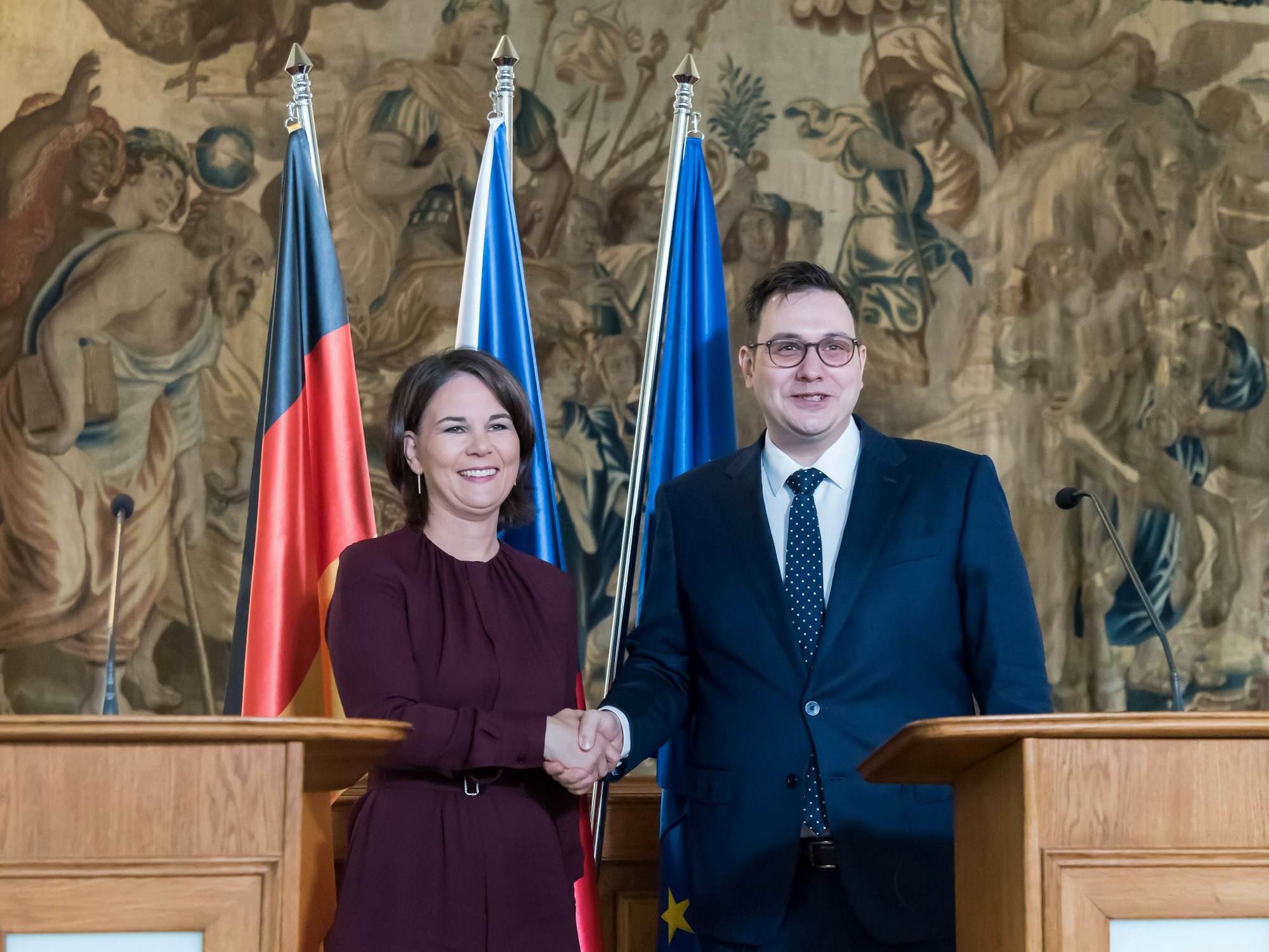 Außenministerin Annalena Baerbock und ihr tschechischer Amtskollege Jan Lipavsky geben sich am 26. Juli 2022 in Prag die Hand.