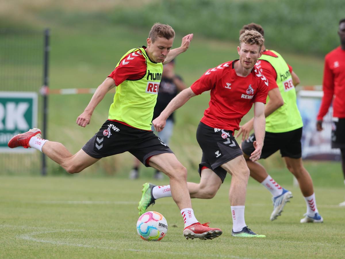 Niklas Hauptmann (1. FC Köln) schießt, Florian Kainz schaut auf den Ball.