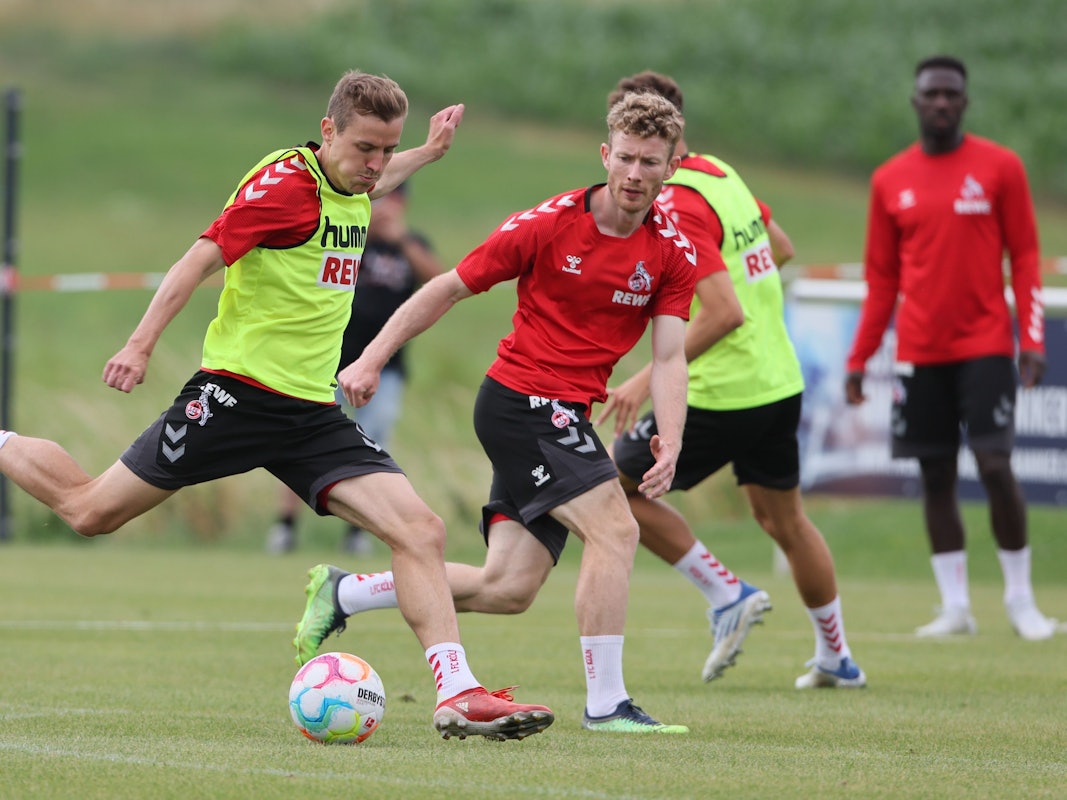 Niklas Hauptmann (1. FC Köln) schießt, Florian Kainz schaut auf den Ball.