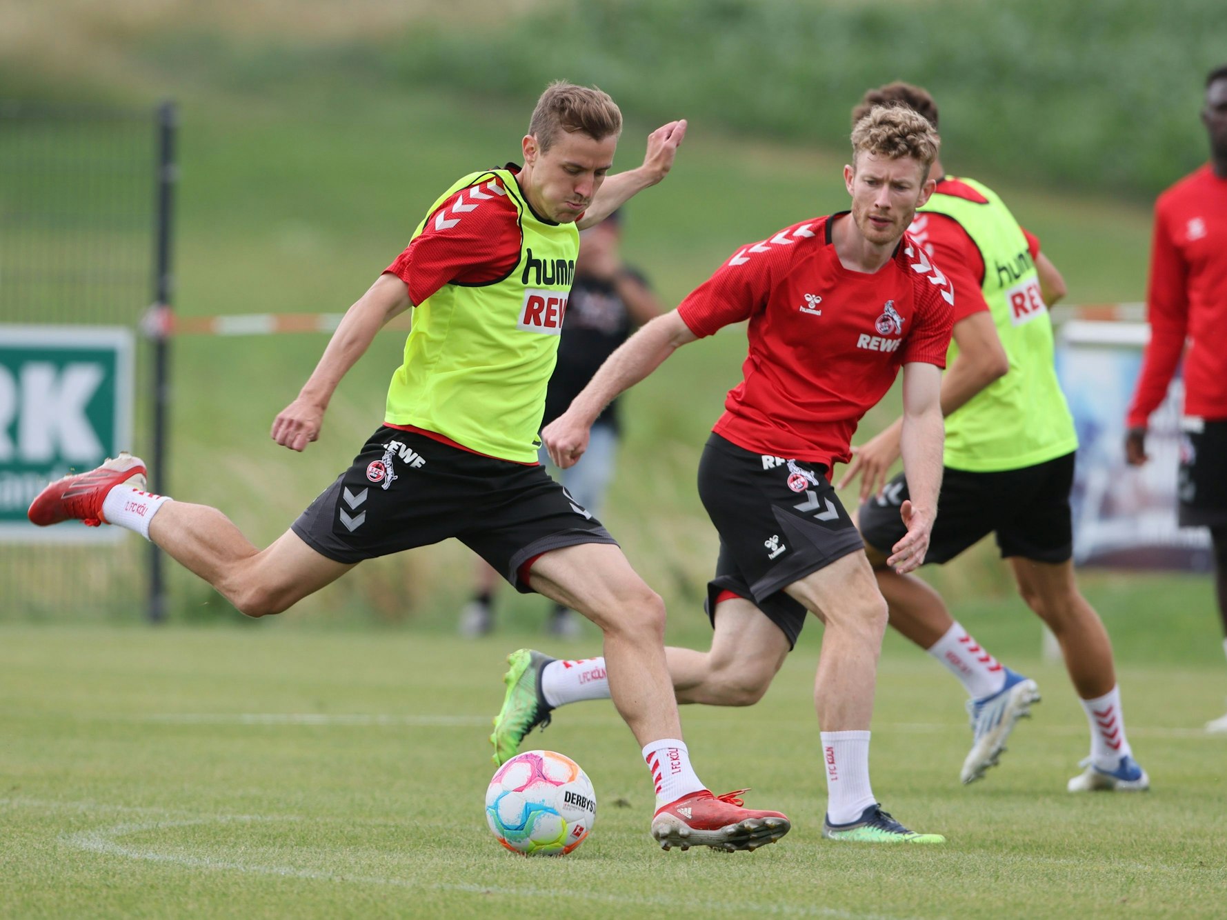 Niklas Hauptmann (1. FC Köln) schießt, Florian Kainz schaut auf den Ball.
